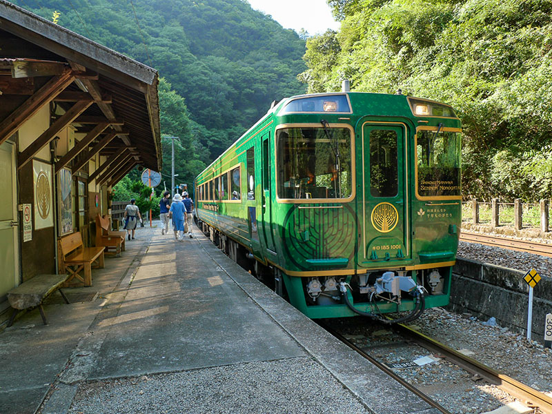 นั่งรถไฟขบวนหรู Shikoku Mannaka Sennen Monogatari เที่ยวจังหวัดคะงาวะ